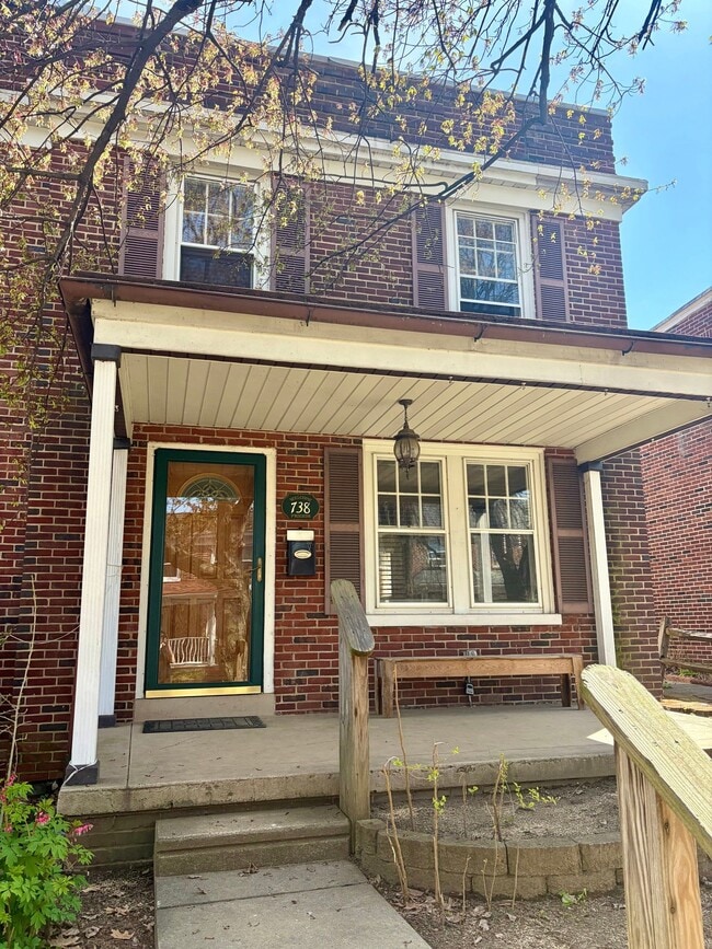 Photo - 738 E Madison St