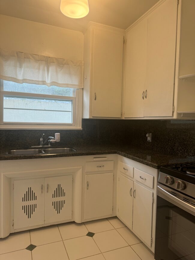 encimeras de granito para la cocina - 8618 McConnell Ave Unidad 8618