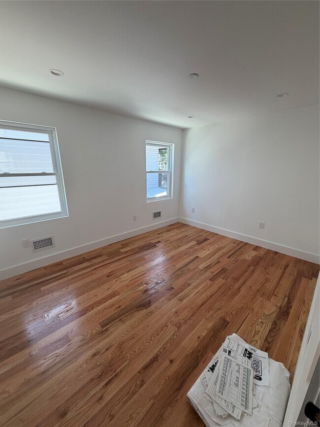 Photo - 342 E 234th St