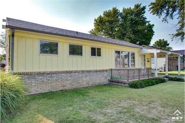 Building Photo - 953 S Doreen St