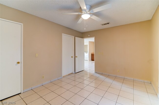 Photo - 824 Hedge Way