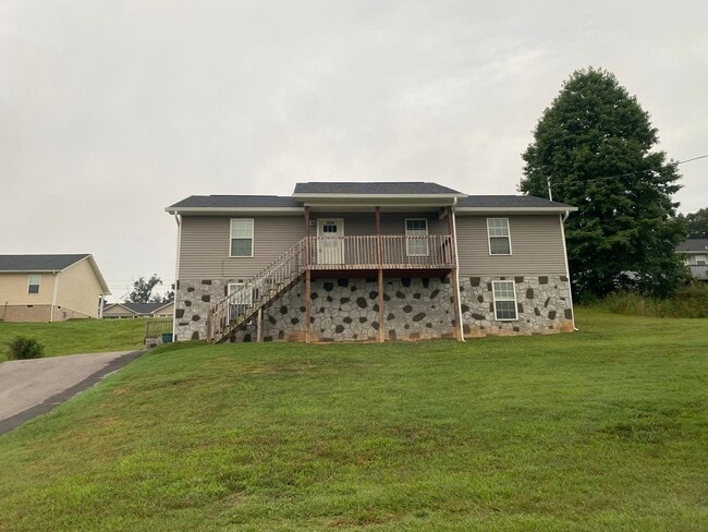 Building Photo - 3 bedroom 2 bath Rental