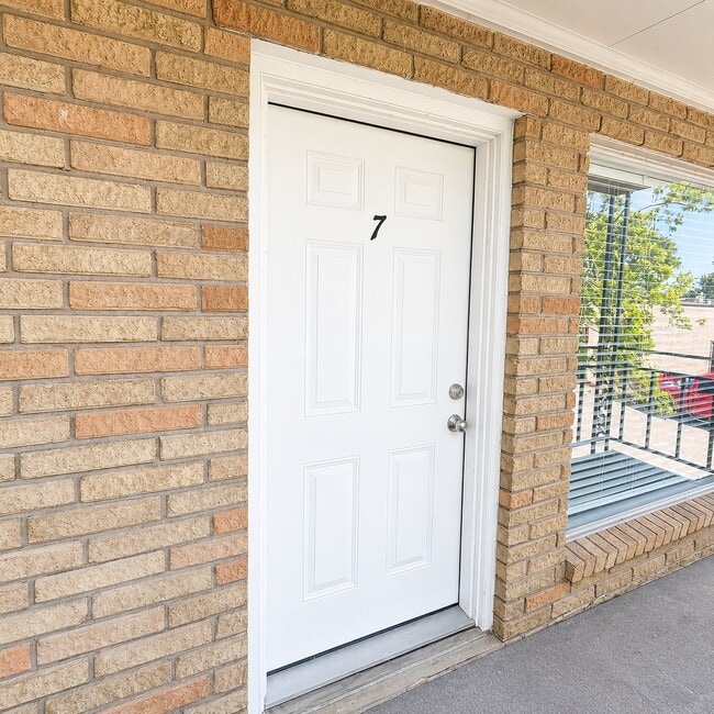 Building Photo - 4624 Bell St Unit 7