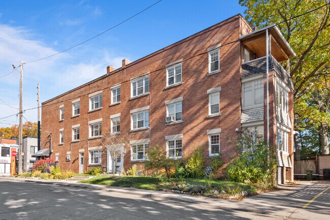 Photo - 2461 Queen St E