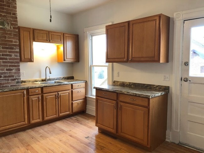 Generous Kitchen Cabinet Space - 1108 George Unit 1108 George Street
