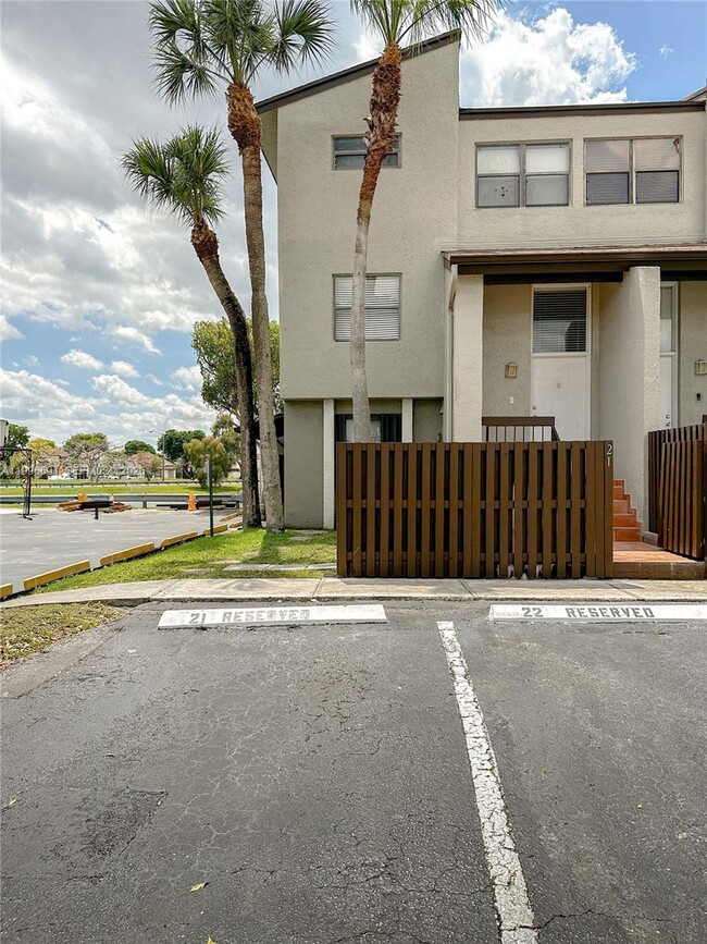 Photo - 10000 NW 9th St Cir