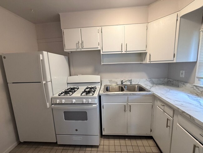 Photo - 2 Bed, 1 Bath Upstairs Unit in Heritage Hill – Private Entry & Prime Location Unit Lyon 5