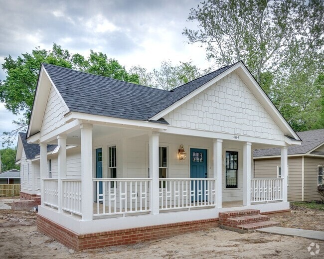 Building Photo - Gorgeous 3 Bedroom Cottage Style Home