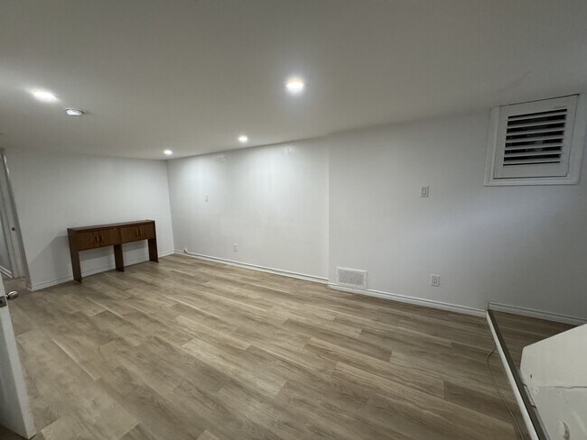 Photo - 42 Bloomfield Ave Unité LOWER