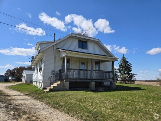 Building Photo - Large 4 Bedroom Farmhouse