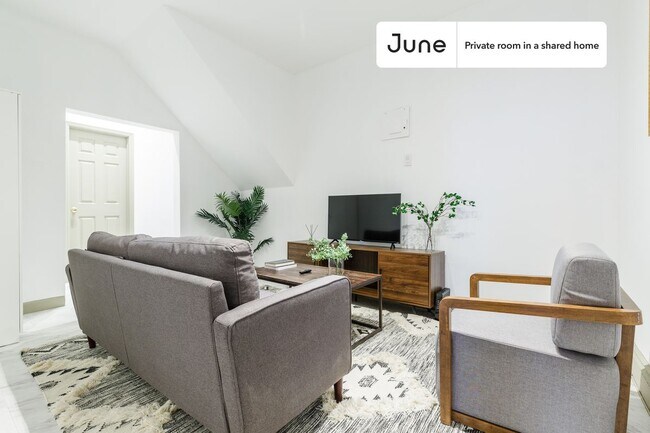 Room in Shared 4 bed/2 bath home in Hell's Kitchen