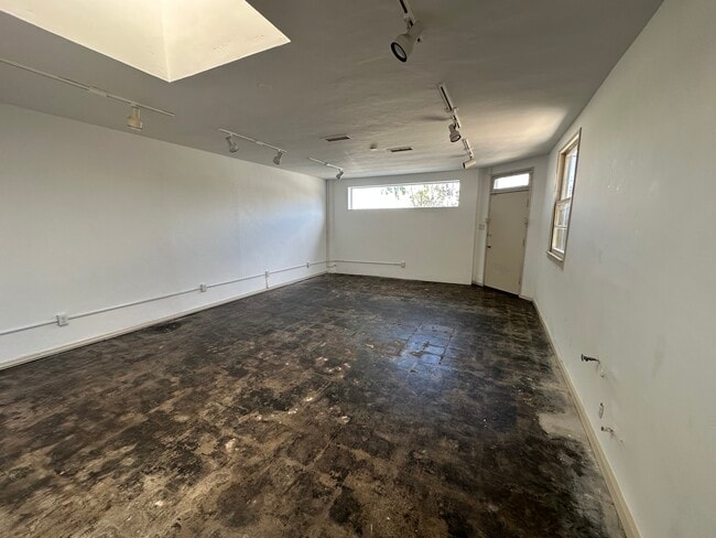 Building Photo - 5422 W Washington Blvd Unit Washington Work Live Space
