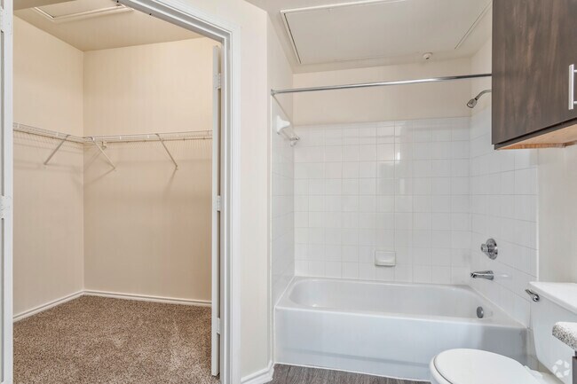 1BR, 1BA - 751 SF A2R - Bathroom/Closet