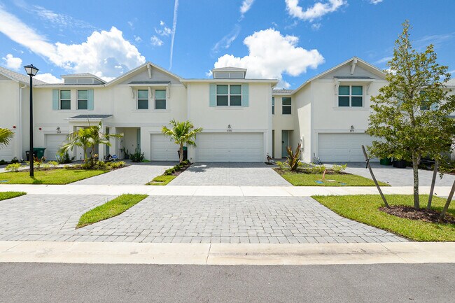 Photo - 373 Salisbury Cir