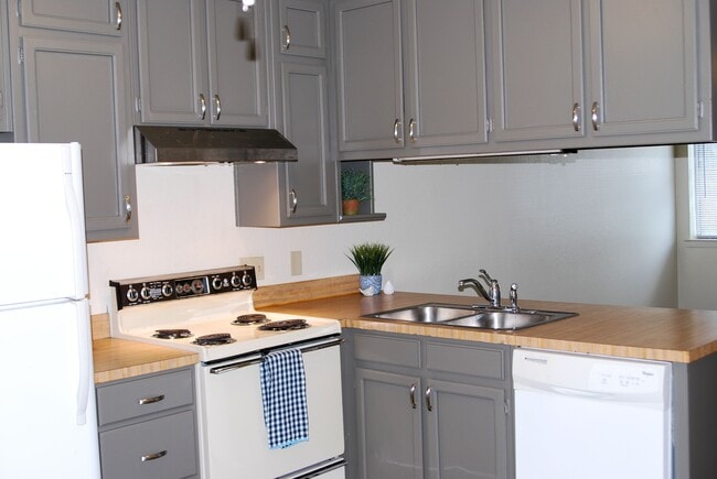 full kitchen - 724 S Welch St Unit The Connections #2