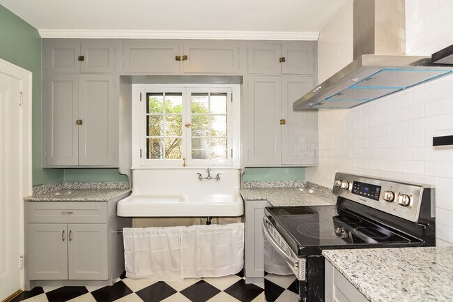 Photo - 969 St Clair Ave
