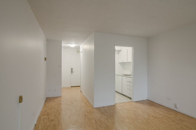 Building Photo - 1975 Maisonneuve Blvd W Unit 805