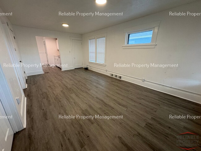 Photo - 215 N 6th Ave Unit Upper