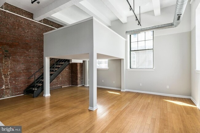 Building Photo - 1637-39 Poplar St Unit S2