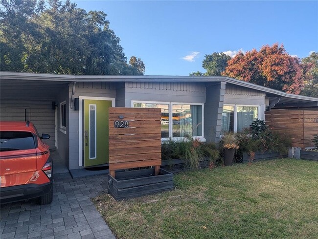 Building Photo - 928 S Bumby Ave