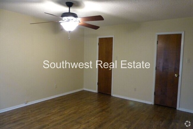 Building Photo - Spacious 3 bedroom 2 bath home.