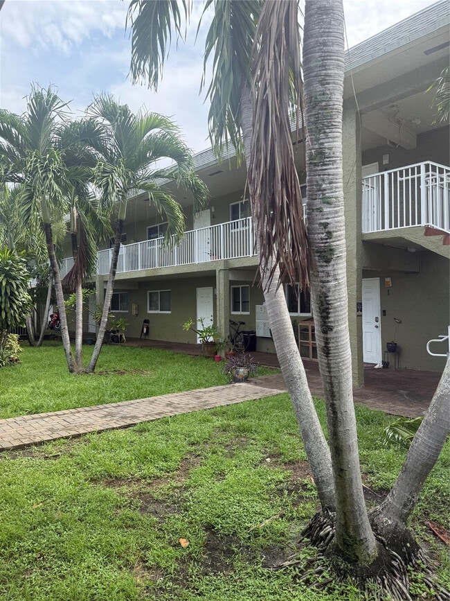 Photo - 835 NE 18th Ct