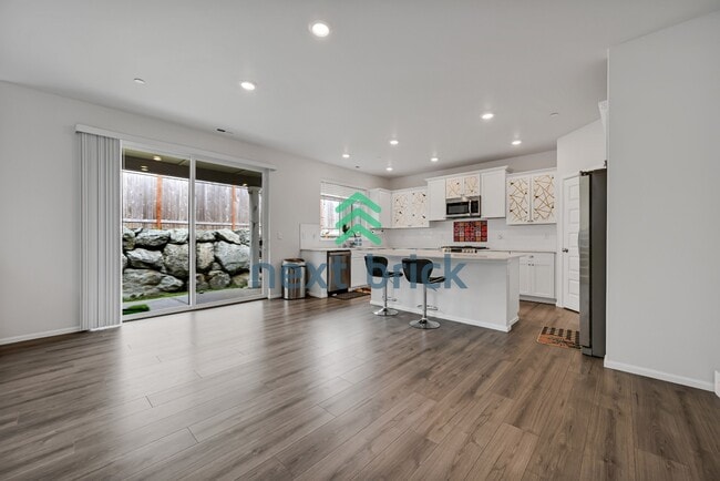 Photo - 909 Wyndham Pl