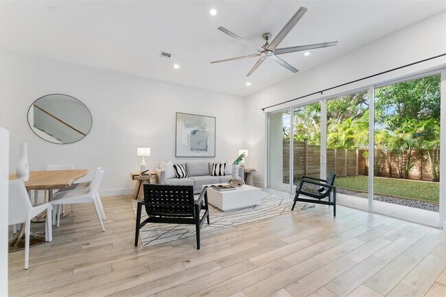 Photo - 1121 SW 2nd Ct