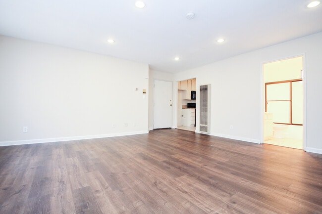 Photo - 15040 Moorpark St