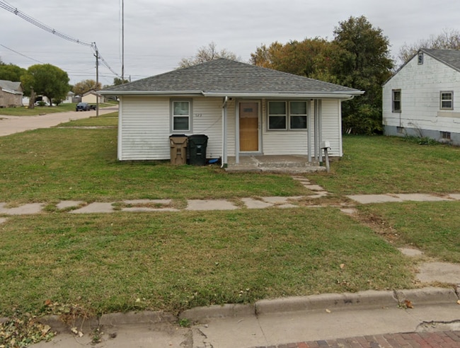 3 Bedroom, 1 Bathroom House with Carport - 3 Bedroom, 1 Bathroom House with Carport