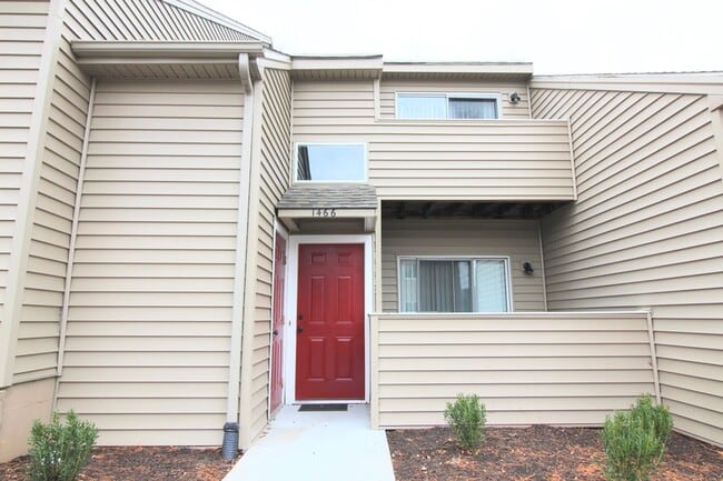 Building Photo - 1466 Bradley Dr