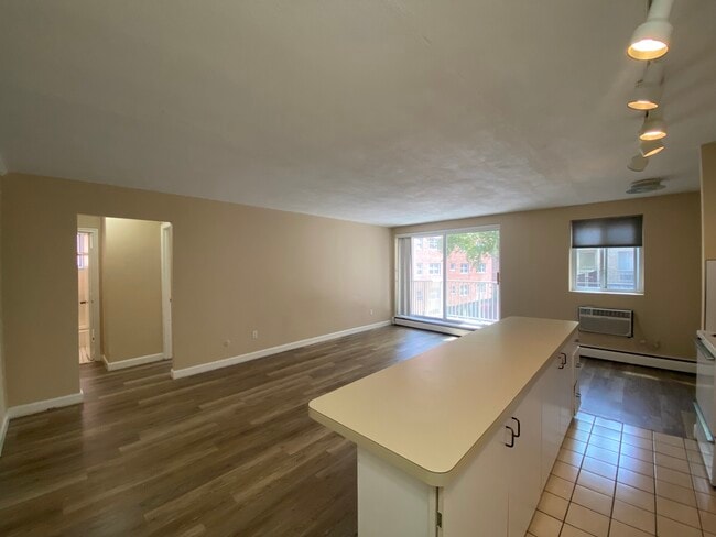Building Photo - 123 Sewall Ave Unit 1A Rental