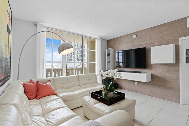 Building Photo - 410 Evernia St Unit 502