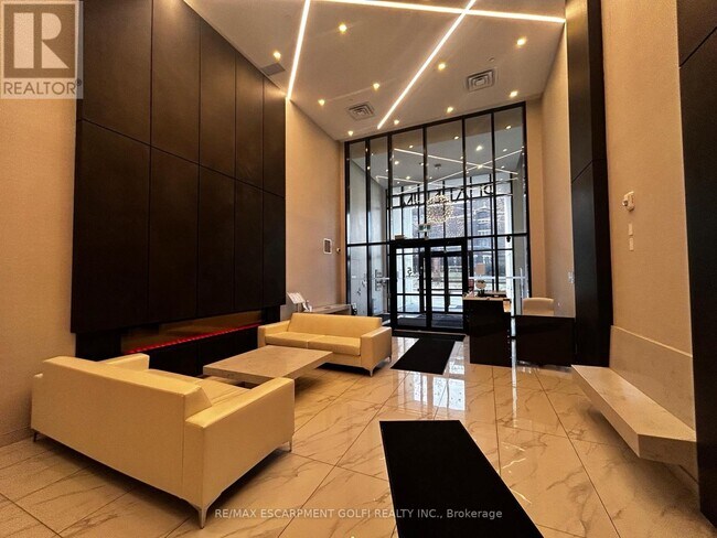 Photo - 15 Queen St S