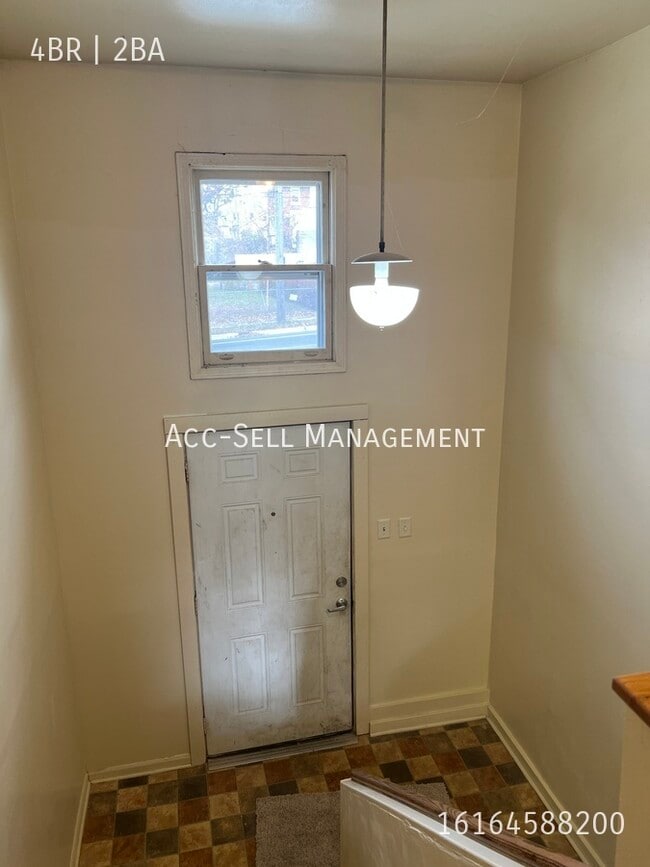 Photo - 530 Hall St SE