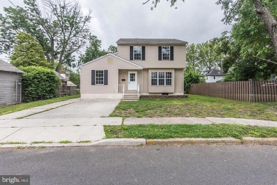 Photo - 308 Brown St