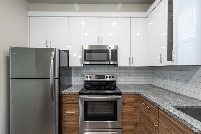 1BR, 1.5BA - 1,057SF - Kitchen - North Metro