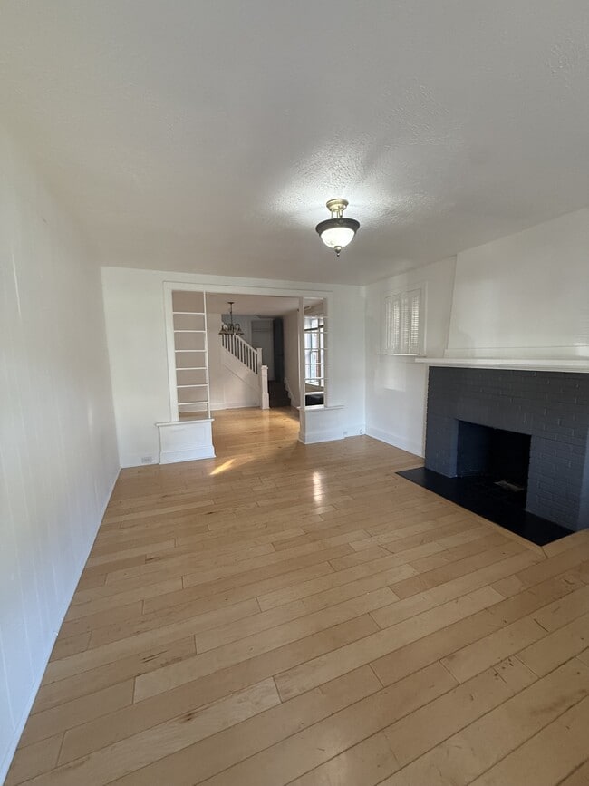 Photo - 3005 Derry St