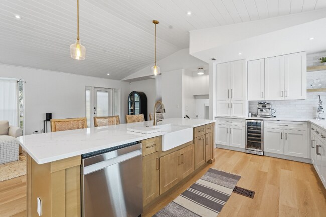 Photo - 5510 Venetian Blvd NE