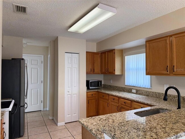 Photo - 758 Burlwood St