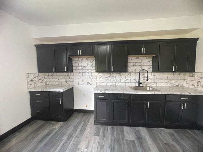 Building Photo - Newly updated 2 bedroom apartment for rent!