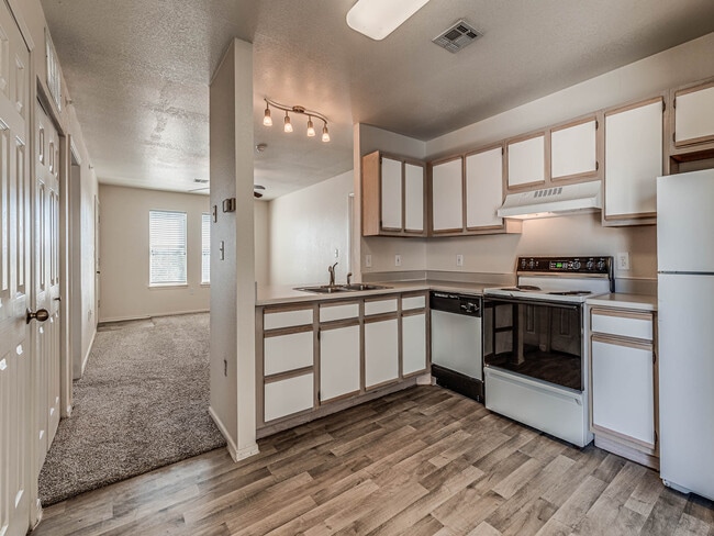 Woodland Manor - Kitchen - Woodland Manor Apartments