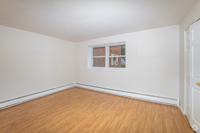 2BR, 1BA - 860SF - Bedroom