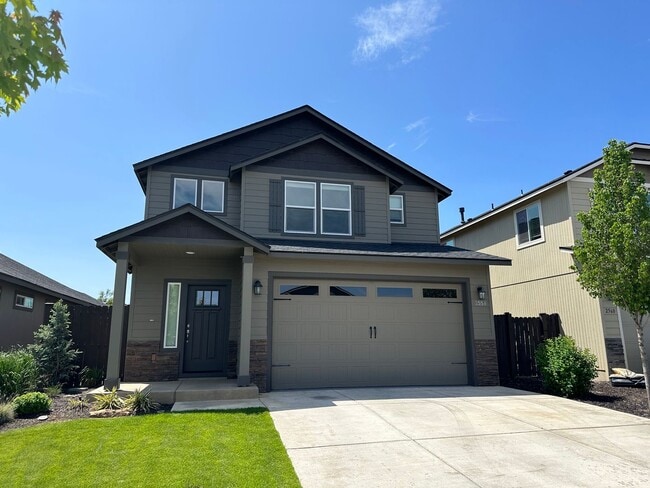 Building Photo - Charming and Modern Redmond Home: Pet-Friendly, Two-Car Garage, and More!