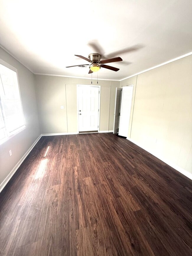 Photo - ** 3 bed 1 bath located in Forest Hills **...