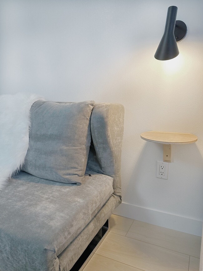 Building Photo - 854 W 13th Ave Unit ID1284539P