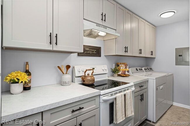 Building Photo - 2917 Rockford Unit 36D