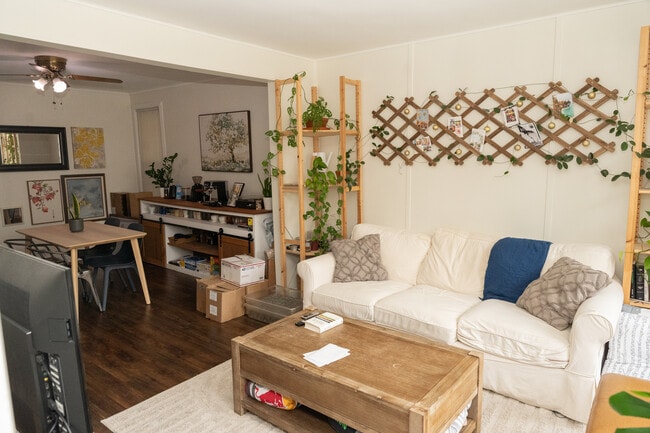 Living room goes to dining room - 3350 W Cuyler Ave Unit 1