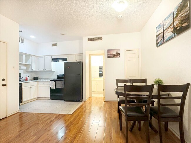 Photo - 10855 Meadowglen Ln Unit 912