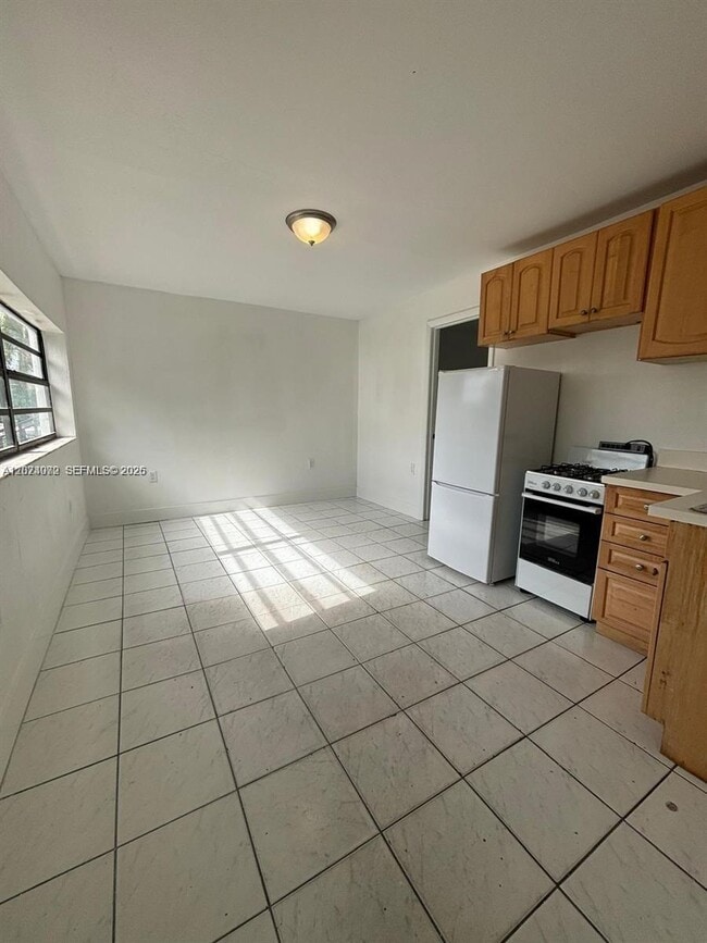 Building Photo - 1660 SW 24th Ave Unit 0